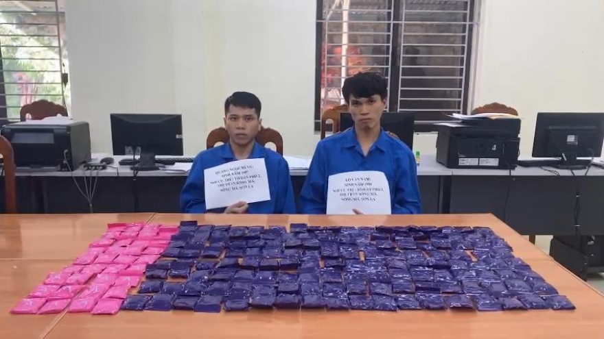 Bắt 5 đối tượng tàng trữ 2 bánh heroin và hơn 36.000 viên ma túy 