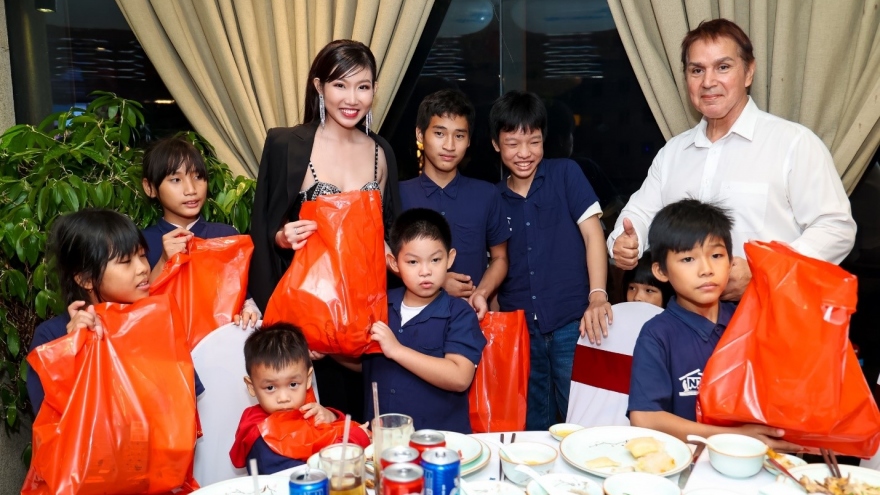 Hoa hậu Huỳnh Như Mai tặng quà cho trẻ em nghèo khuyết tật mái ấm Nhân Tâm