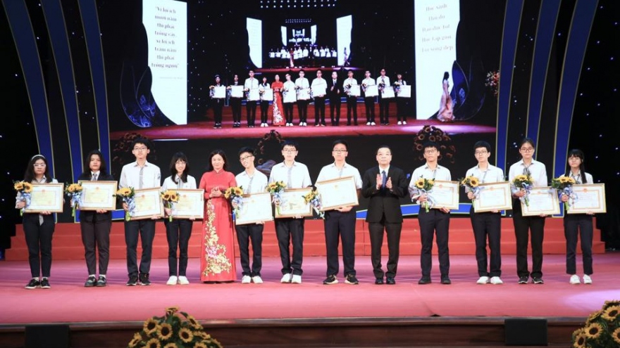 Hà Nội tuyên dương khen thưởng gần 700 học sinh giỏi tiêu biểu