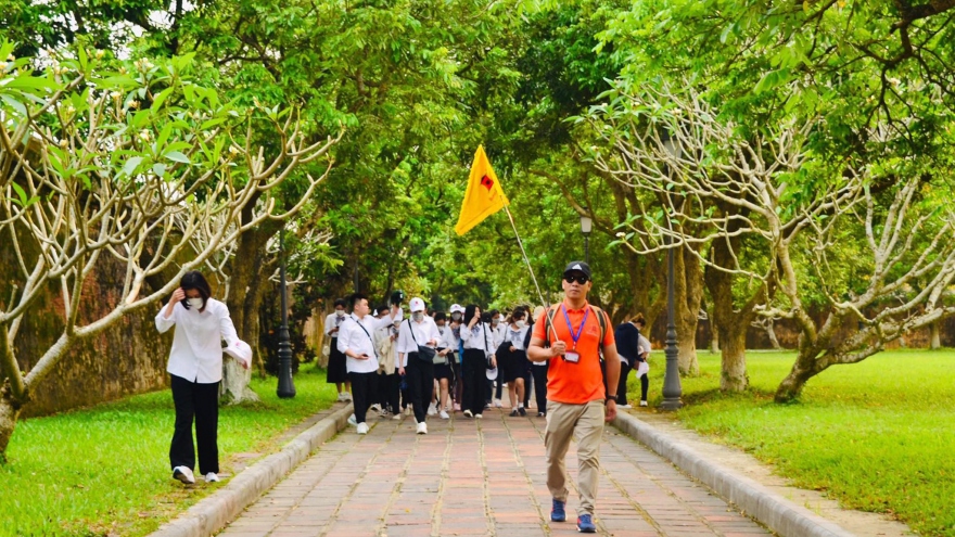 Mùa hè "làm không hết việc" của ngành du lịch