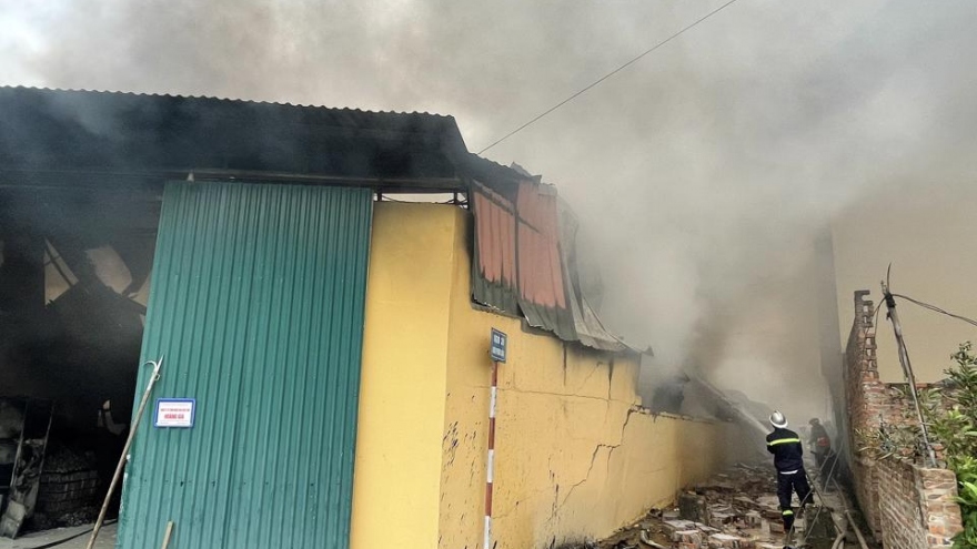Cháy lớn thiêu rụi hơn 600m2 nhà xưởng tại Đan Phượng, Hà Nội