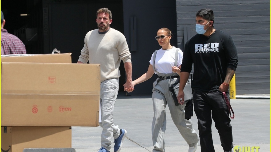 Jennifer Lopez - Ben Affleck nắm tay tình cảm đến phòng thu sau khi xác nhận đính hôn