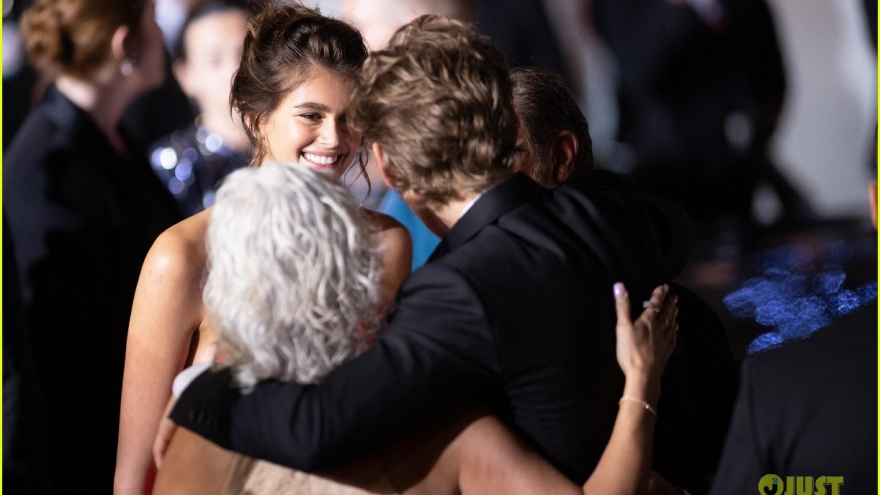 Mẫu 9X Kaia Gerber và bạn trai hôn nhau đắm đuối tại Cannes 2022