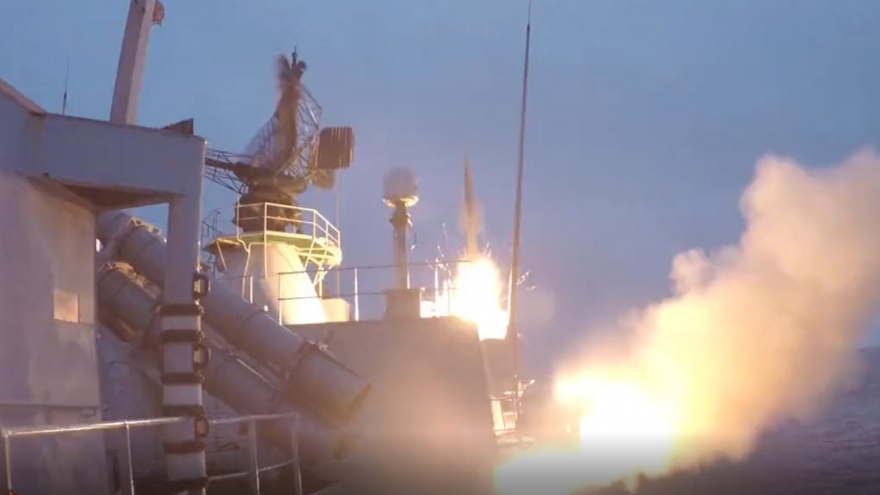 Cận cảnh khinh hạm Leopold 1 phóng tên lửa SeaSparrow trong cuộc tập trận của NATO
