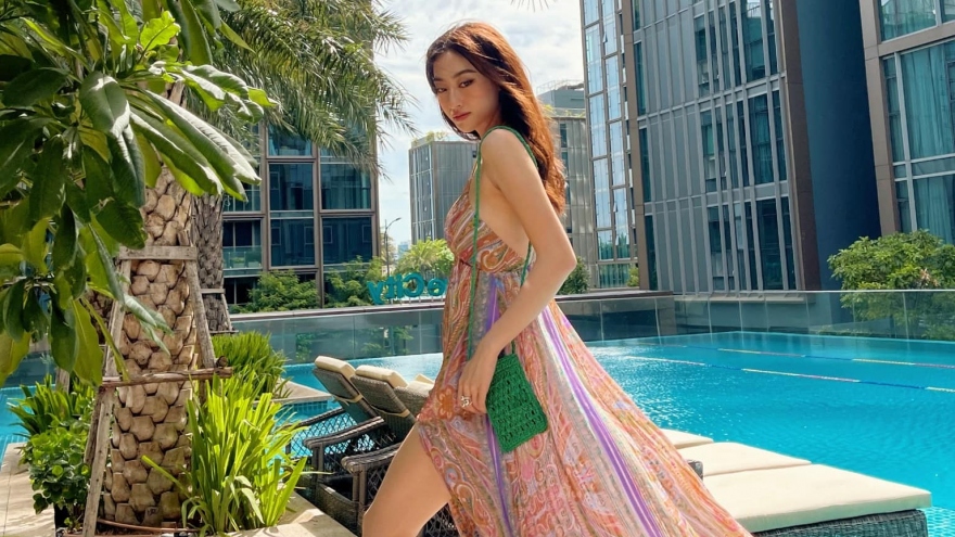 Hoa hậu Lương Thùy Linh thả dáng quyến rũ với đầm lụa họa tiết gợi cảm