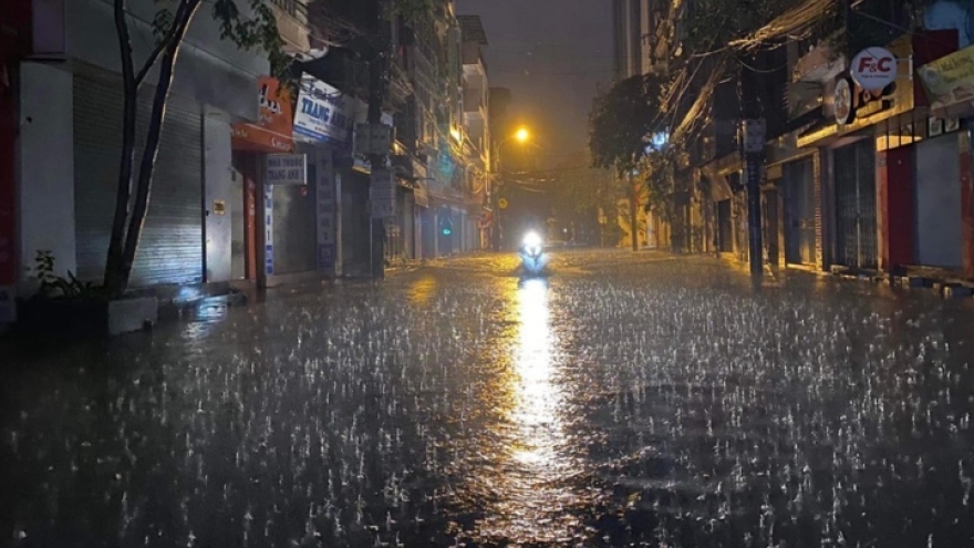 Hà Nội và các tỉnh miền Bắc hứng mưa lớn trong đêm, nhiều nơi ngập lụt