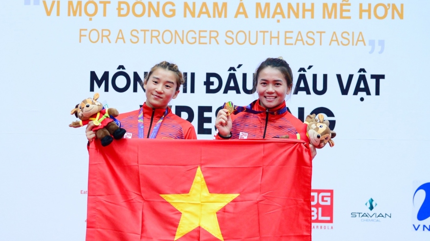 Khoảnh khắc SEA Games 31: Người mẹ vượt gần 700km cổ vũ 2 con giành HCV SEA Games 31