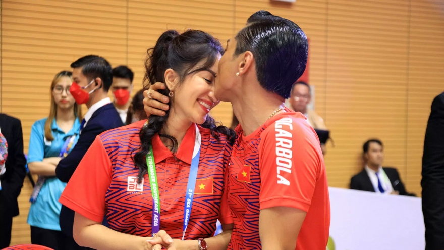 Chuyện showbiz: Phan Hiển hôn Khánh Thi ngọt ngào sau khi đoạt HCV SEA Games 31