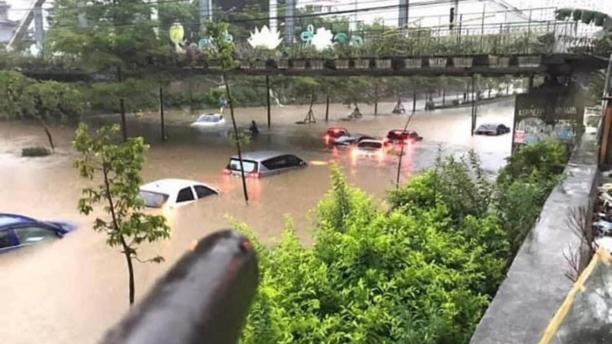 Nhiều tuyến phố Bắc Ninh ngập nặng sau mưa lớn, ô tô nổi "lềnh phềnh"