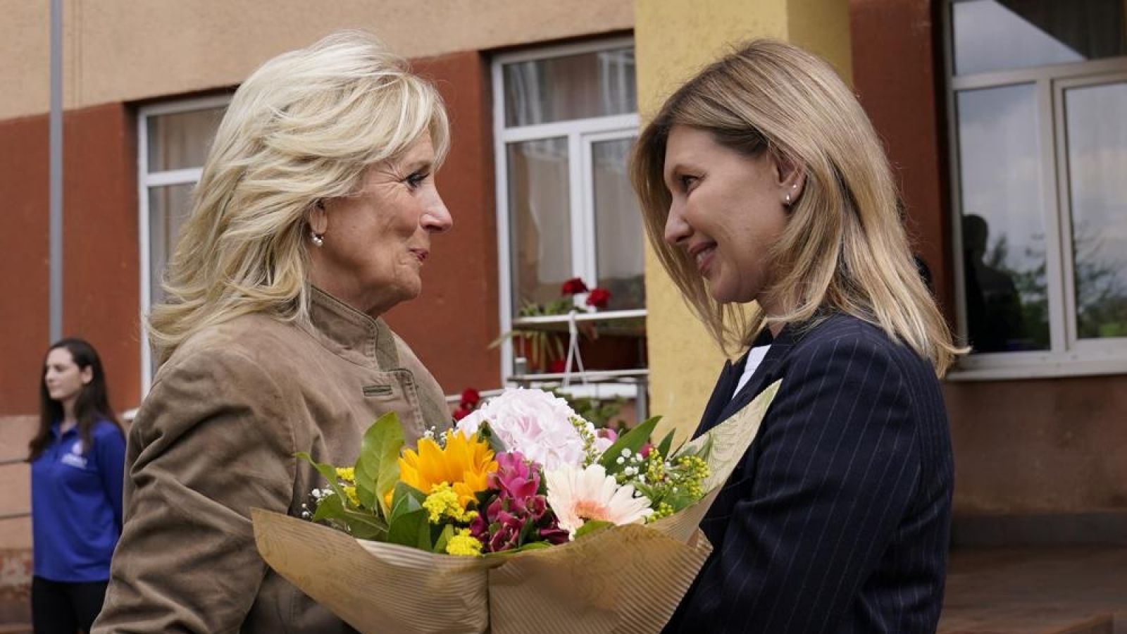 Phu nhân Tổng thống Mỹ Biden bất ngờ thăm Ukraine, gặp phu nhân Tổng thống Zelensky