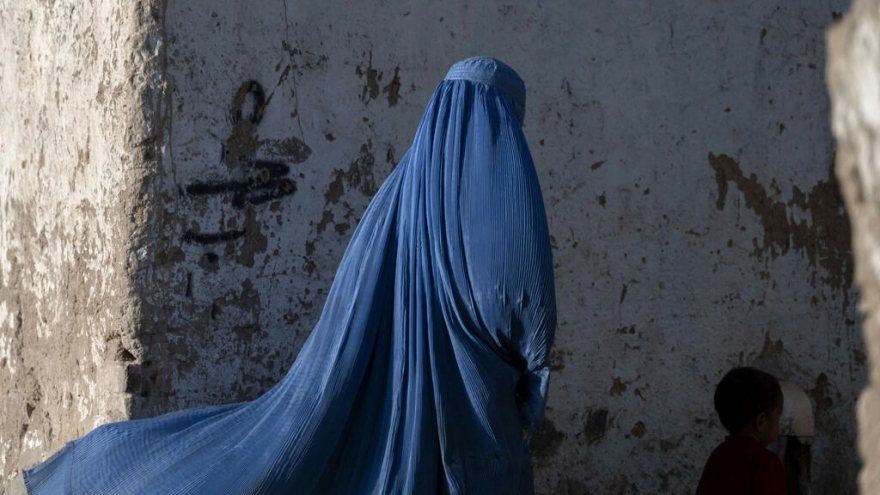 Taliban bắt buộc phụ nữ Afghanistan phải che mặt nơi công cộng