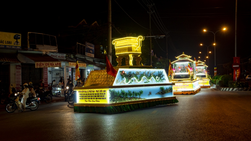 Lung linh xe hoa rước Phật trên đường phố Huế
