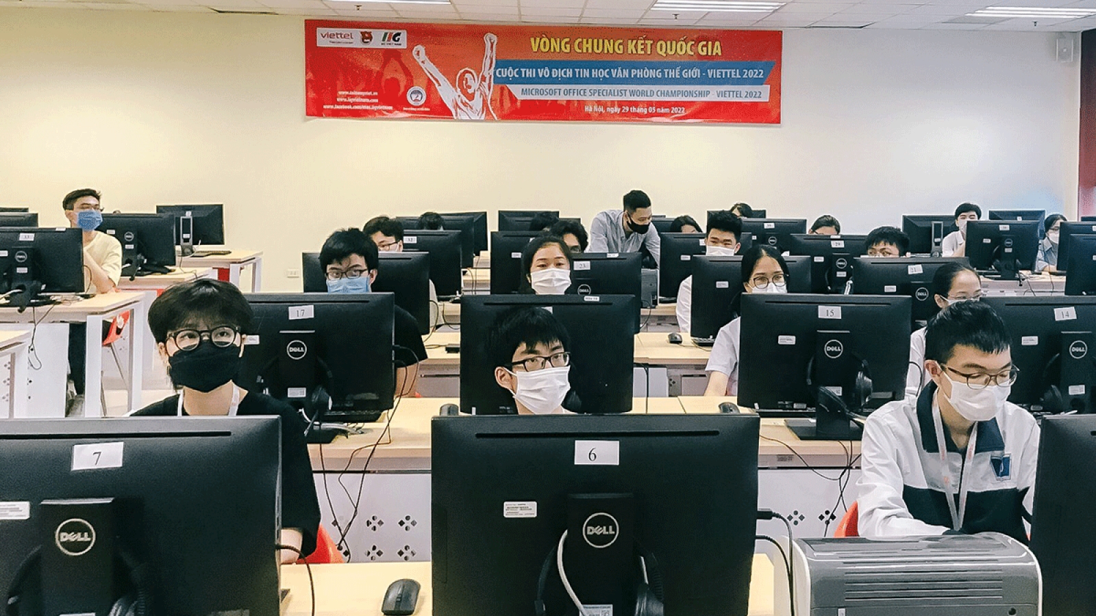 Từ 240 thí sinh lấy 6 em dự Vô địch Tin học văn phòng thế giới