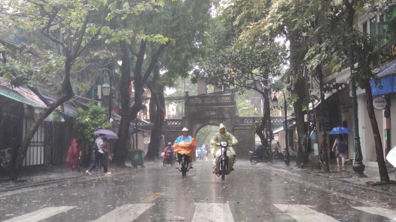 Thời tiết ngày 12/5: Bắc Bộ có mưa to và dông, Trung Bộ nắng nóng