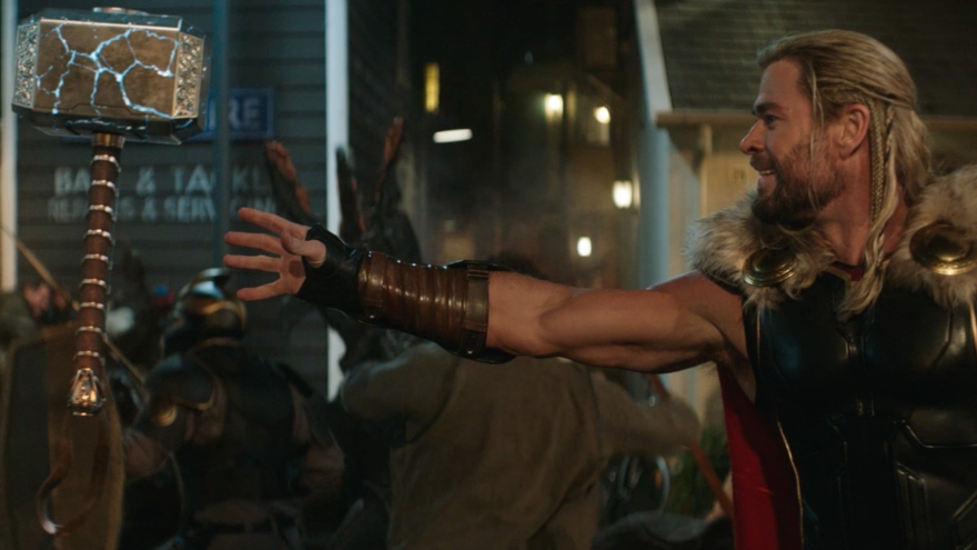Thor khoe thân hình như tạc tượng, ác nhân Gorr lộ diện trong trailer chính thức