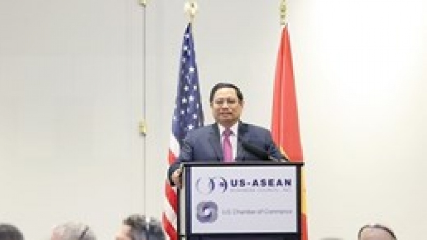 PM meets Vietnamese embassy officials, community in US