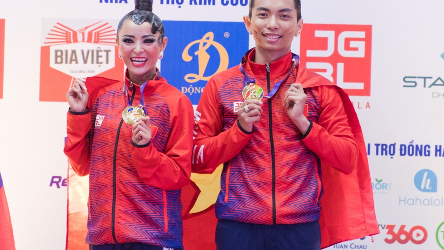 Phan Hiển cùng đồng đội mang về 5 HCV cho dancesport Việt Nam tại SEA Games 31