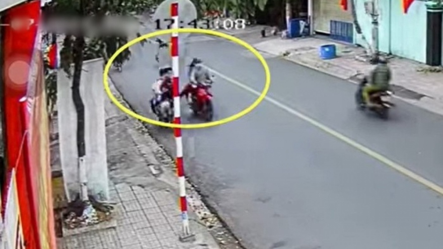 Nóng 24h: Hai đối tượng đạp nam sinh đang đi xe máy dẫn đến tử vong 