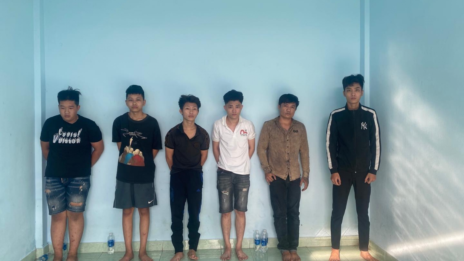 Mâu thuẫn từ tiếng nẹt pô, 2 nhóm thanh niên lao vào hỗn chiến