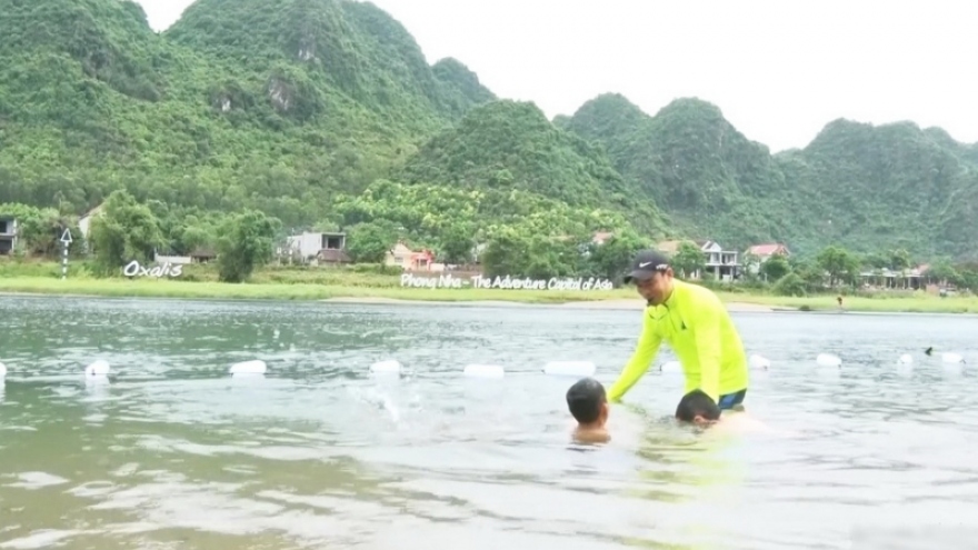 Dạy bơi miễn phí cho trẻ em trên sông Son, Quảng Bình