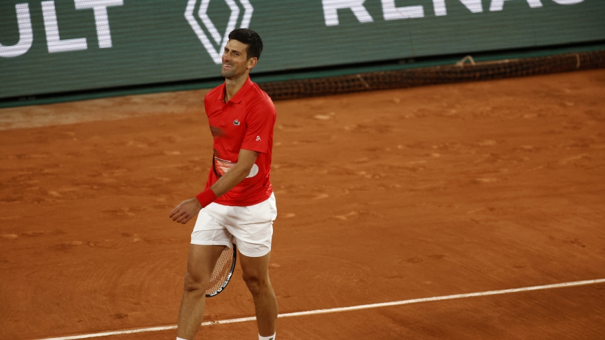 Djokovic "bất lực" nhìn Nadal thẳng tiến bán kết Roland Garros