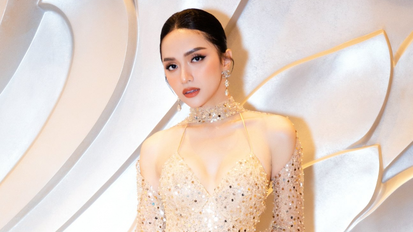 Hương Giang, Minh Kha trình diễn show thời trang kép của Xuân Lan 