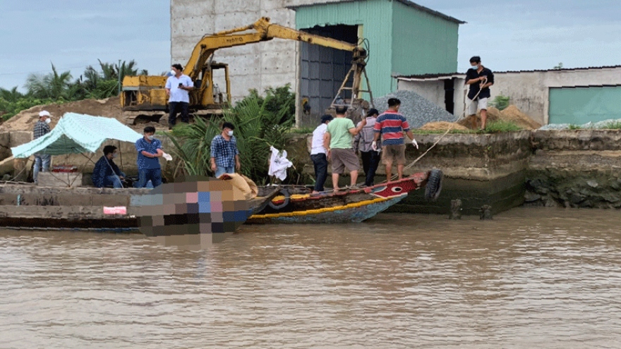 Sà lan chở cát ở Bến Tre bị chìm, thuyền trưởng tử vong