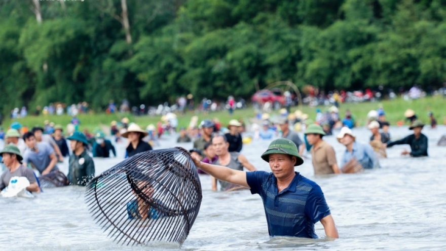 Nghìn người tham gia lễ hội bắt cá độc nhất vô nhị ở Hà Tĩnh