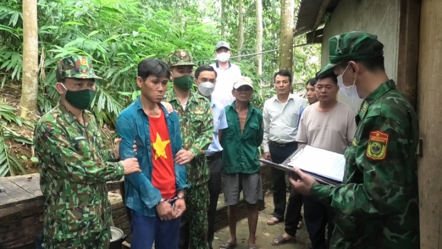 Lào Cai: Bắt cửu vạn tàng trữ ma túy cùng cả trăm bơm kim tiêm