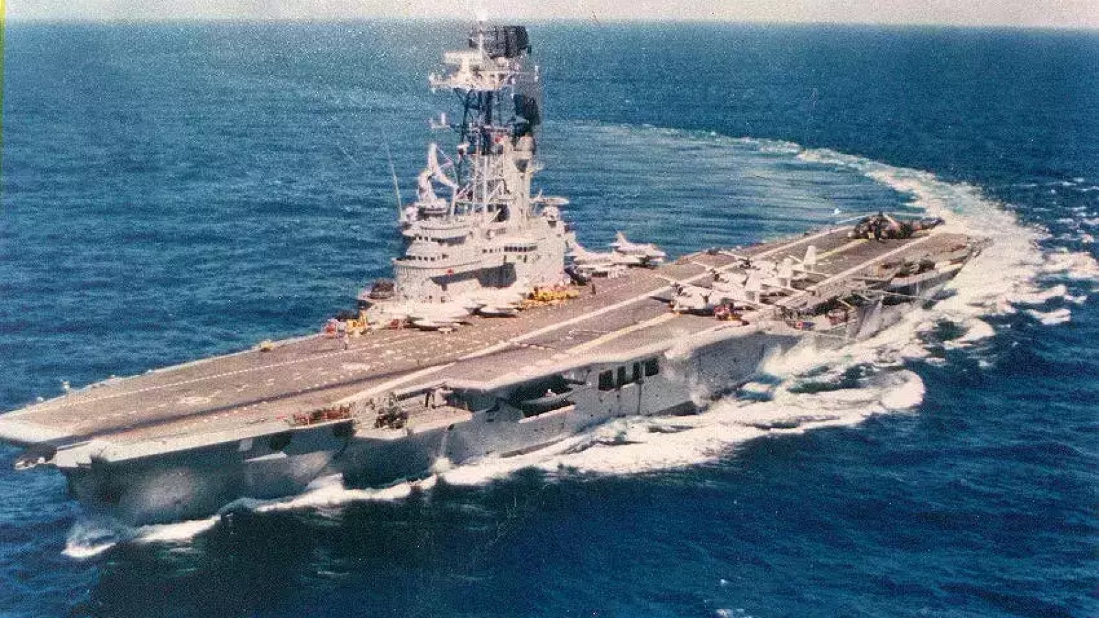 9 ngày tàu ngầm Anh săn đuổi tàu sân bay Argentina trong cuộc chiến Falkland