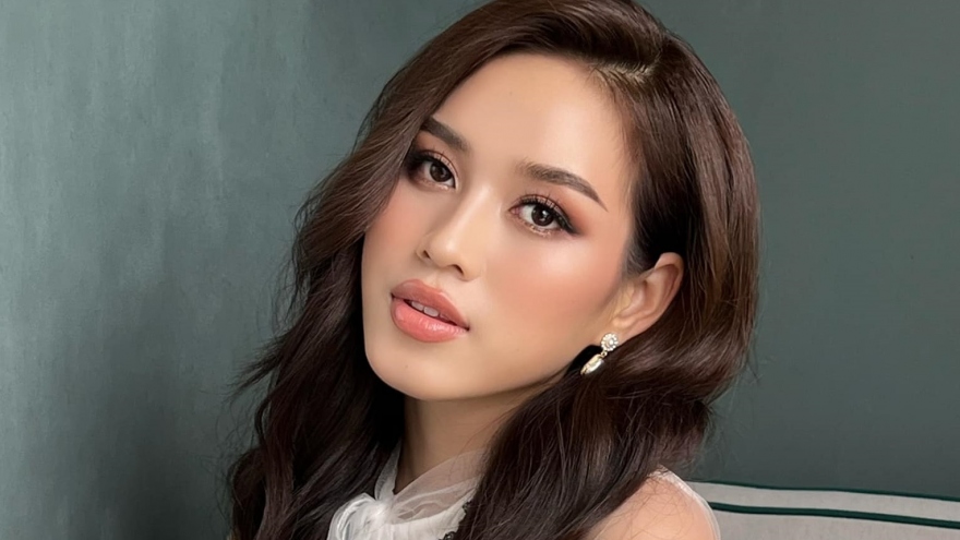 Hoa hậu Đỗ Thị Hà hóa tiểu thư yêu kiều với đầm trắng tinh khôi