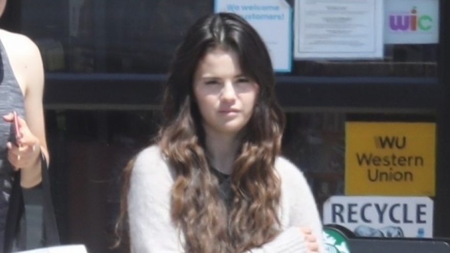 Selena Gomez để mặt mộc nhợt nhạt đi mua đồ tạp hóa ở Mỹ