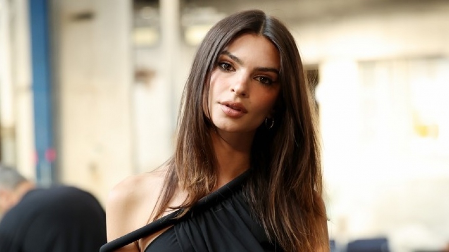 "Thiên thần nội y" Emily Ratajkowski đẹp hút mắt khi dự show thời trang