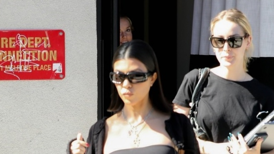 Kourtney Kardashian thanh lịch ra phố sau buổi chụp hình