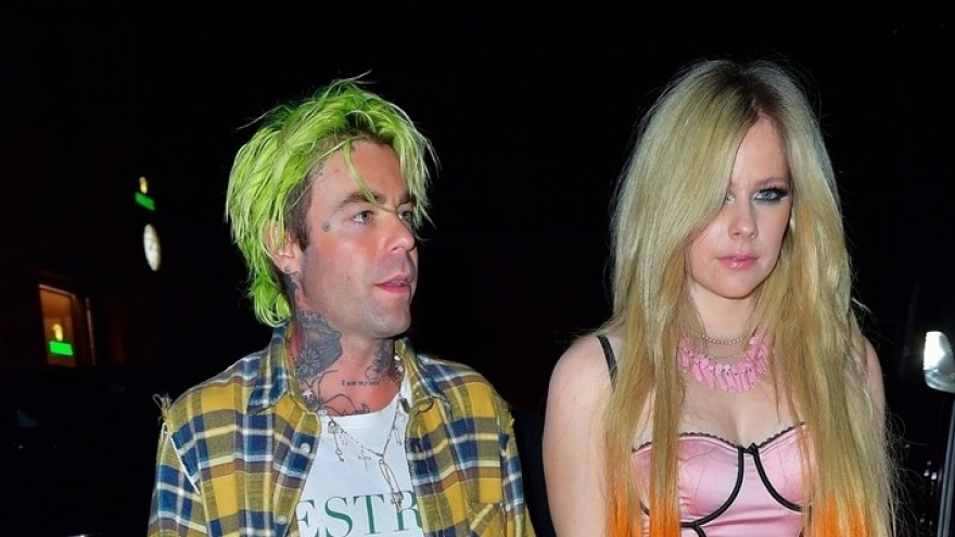 Ca sĩ Avril Lavigne gợi cảm đi dự tiệc cùng bạn trai "tóc xanh"