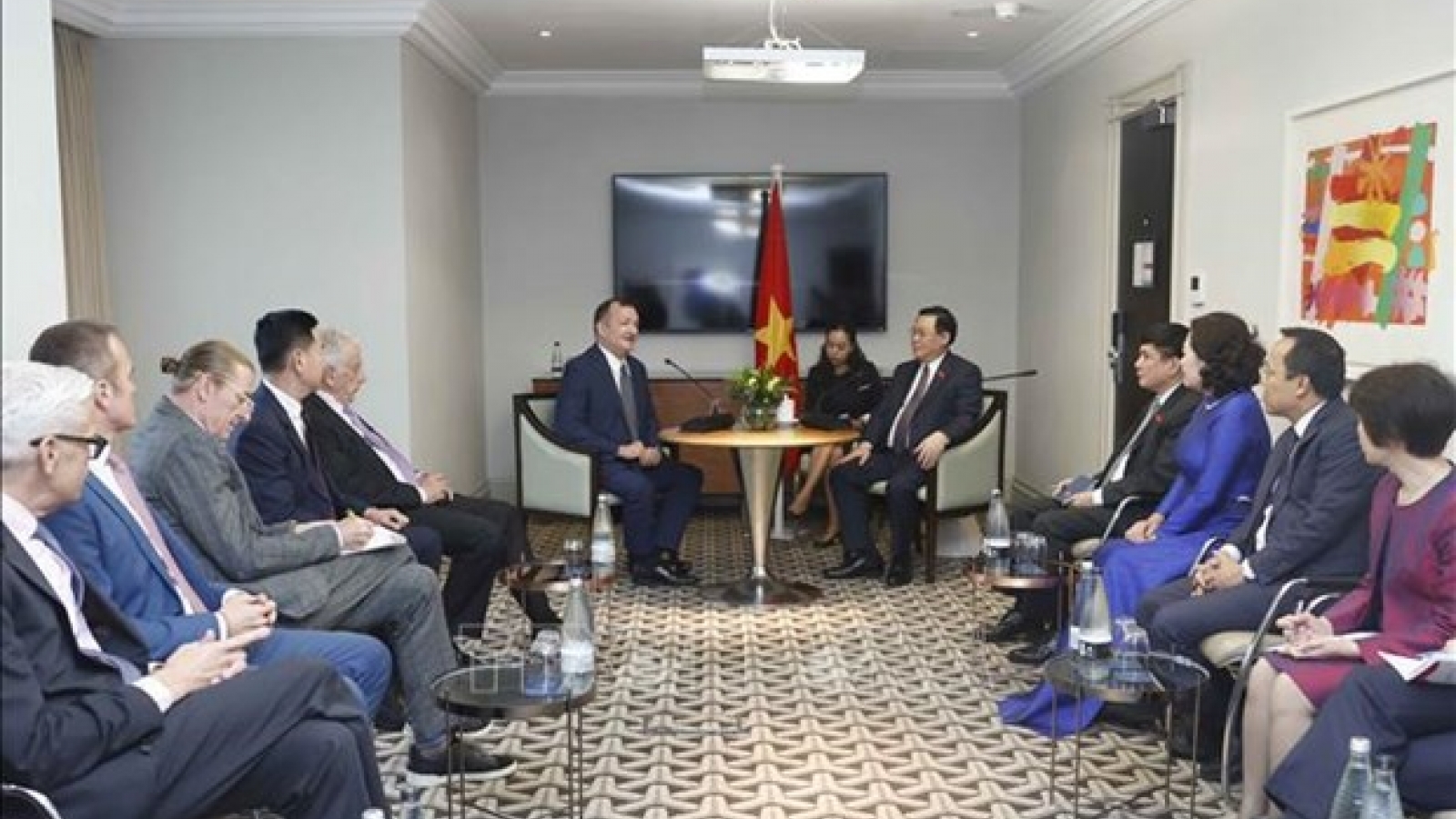 Vietnam seeks stronger trade, education ties with UK