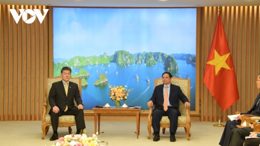 PM Chinh welcomes Japanese Minister of Justice in Hanoi 