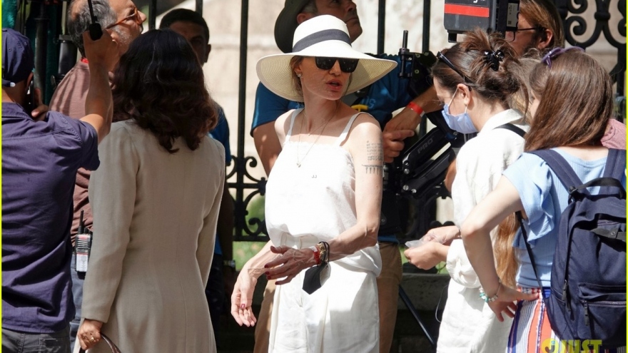 Angelina Jolie tái xuất rạng rỡ và xinh đẹp trên phim trường