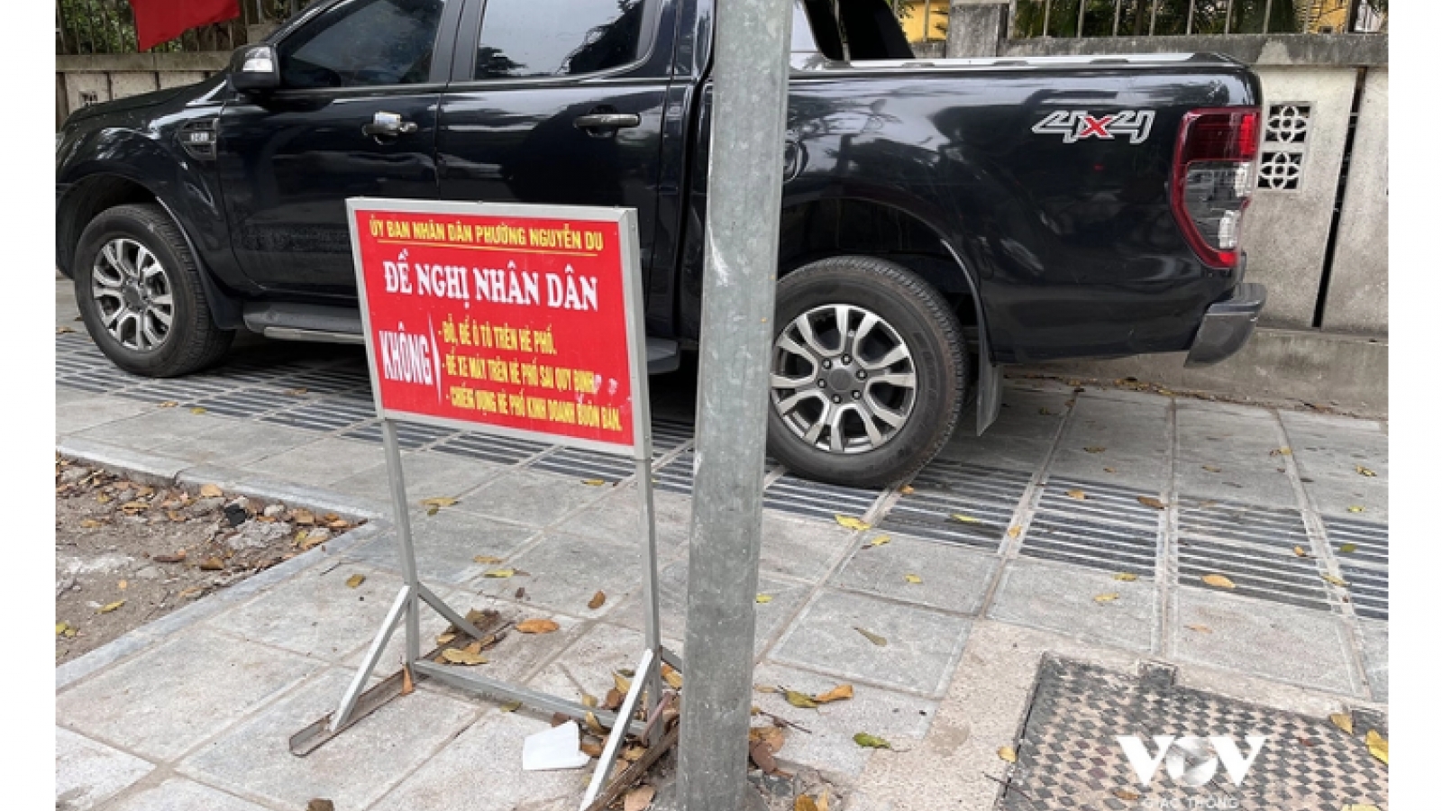 Gửi ô tô trên vỉa hè - cách nhanh nhất “kết liễu” giao thông đô thị