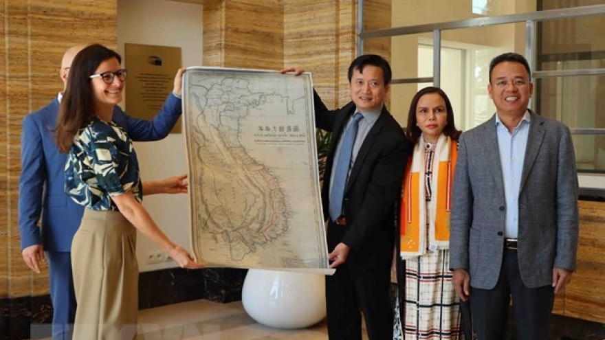 Vietnam presents precious map to House of European History