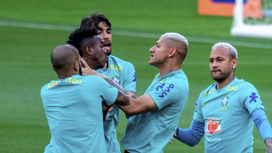 Neymar cuống cuồng ngăn Vinicius và Richarlison ẩu đả trên sân tập ĐT Brazil