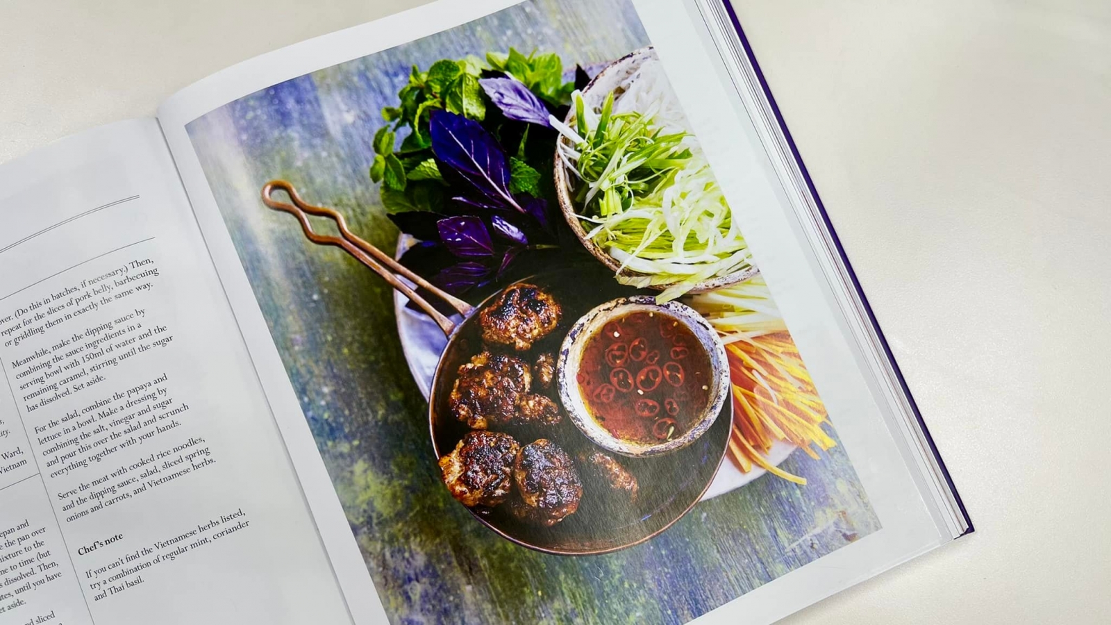 Bún chả Hà Nội được quảng bá trong ấn phẩm mừng Đại lễ của Nữ hoàng Anh