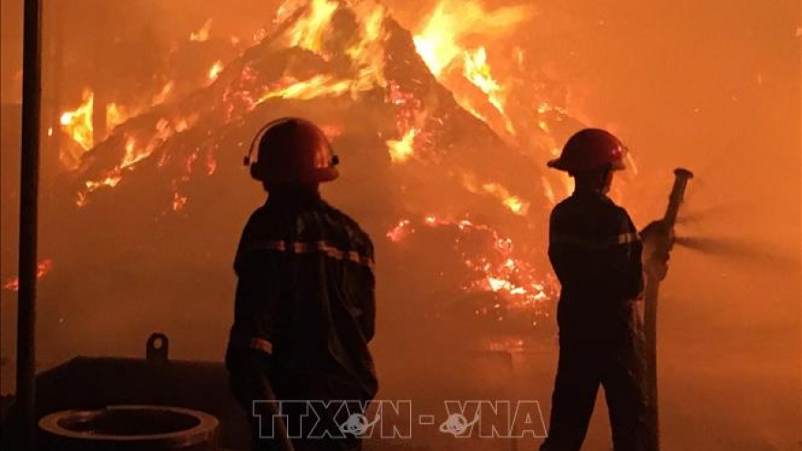 Dập tắt vụ cháy lớn tại khu công nghiệp ở Nghệ An