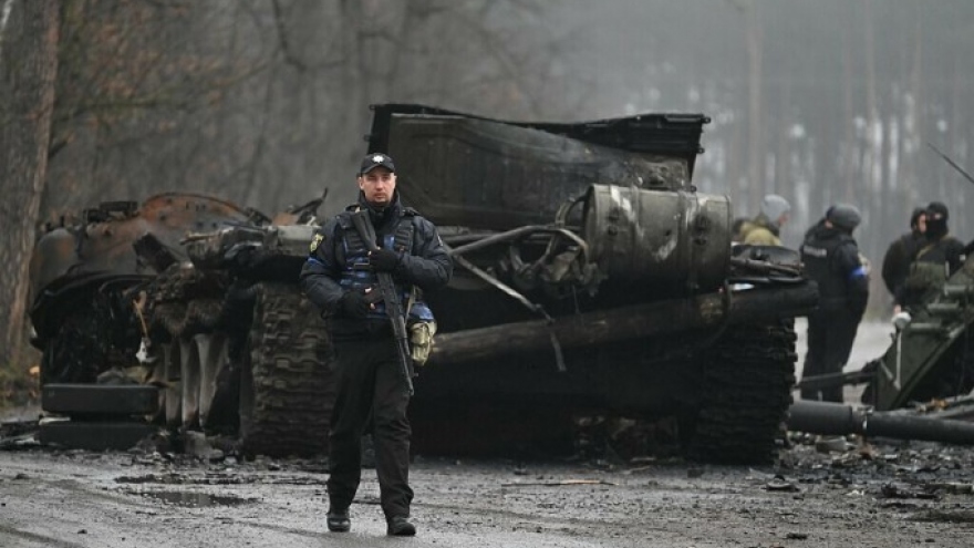 Nga siết chặt gọng kìm ở Lugansk, Ukraine đối mặt nhiều bất lợi