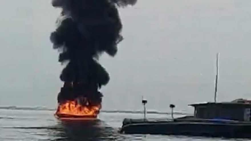 Xuồng chở dầu chìm xuống biển sau khi bốc cháy dữ dội