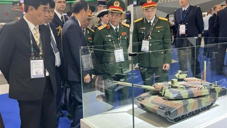 Vietnam joins int’l defence-security exhibition in France