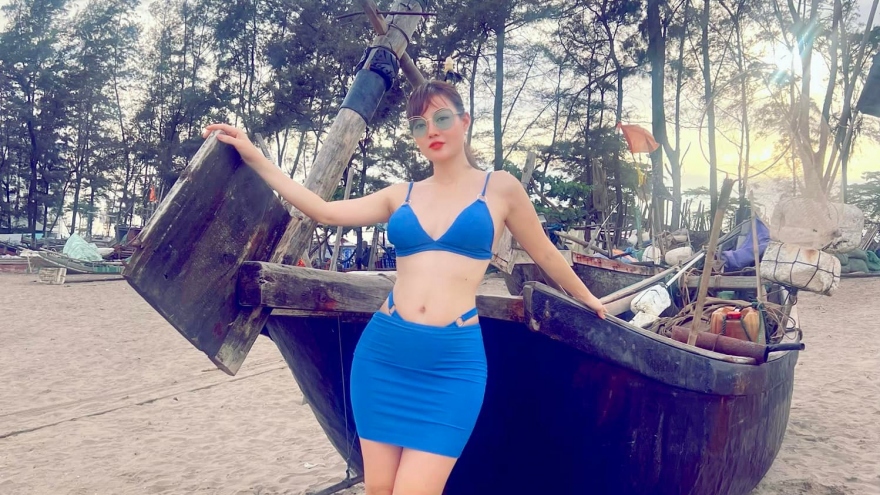 Diễn viên Thanh Hương diện bikini, khoe đường cong "rực lửa" trên bãi biển