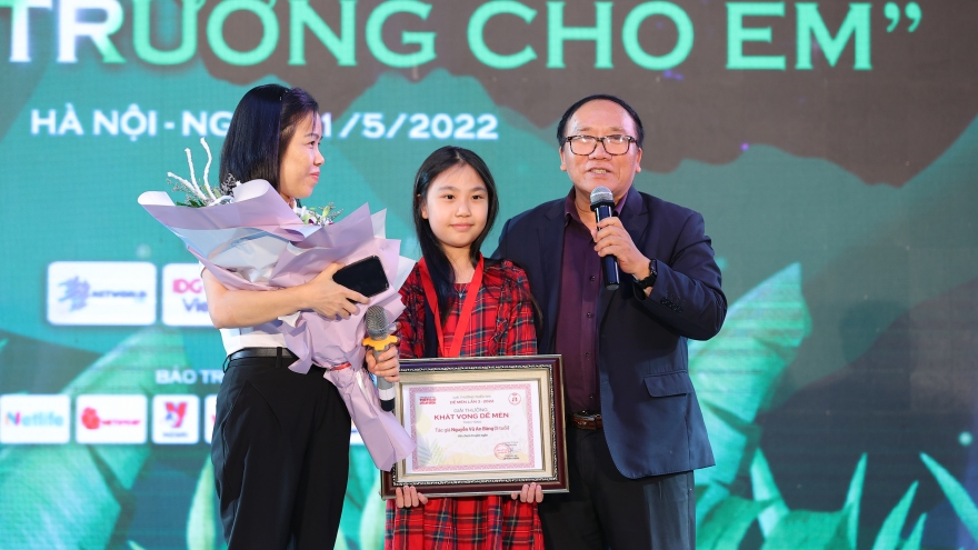 Tác giả nhí 9 tuổi nhận giải thưởng Khát vọng Dế Mèn