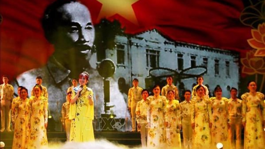 Art performance honours President Ho Chi Minh