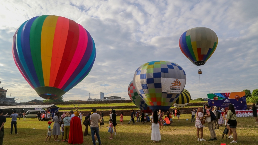 Hot air balloon festival greets tourists to Hue 